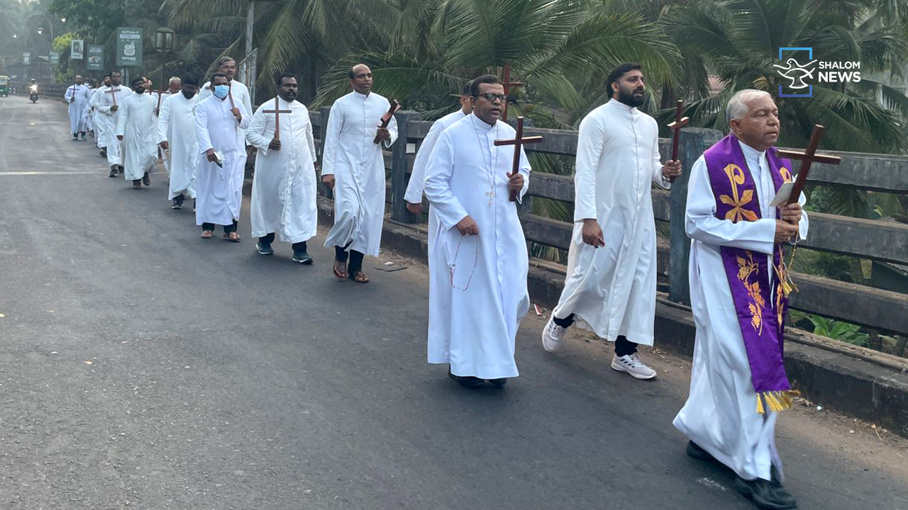 The Way of the Cross led by the priests of the Kannur diocese