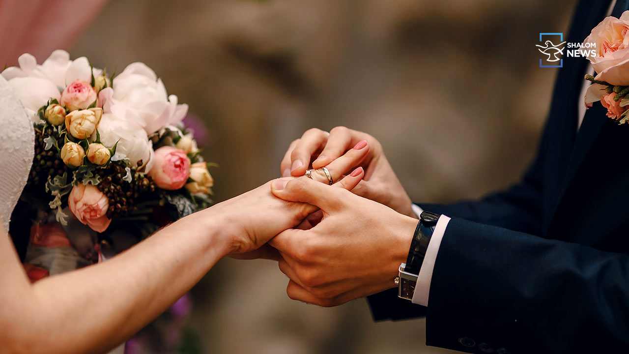 52 couples respond to living together call