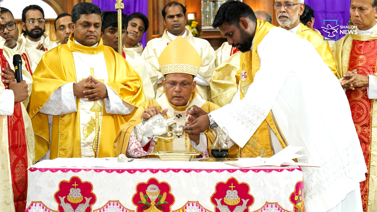 Chrism-Mass-Archbishop-Chakkalakal-85-priests-anointing-ceremony