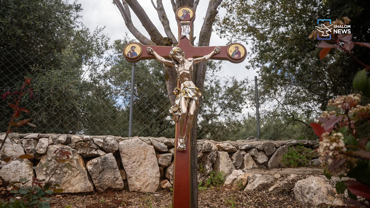 Israeli army restores cross