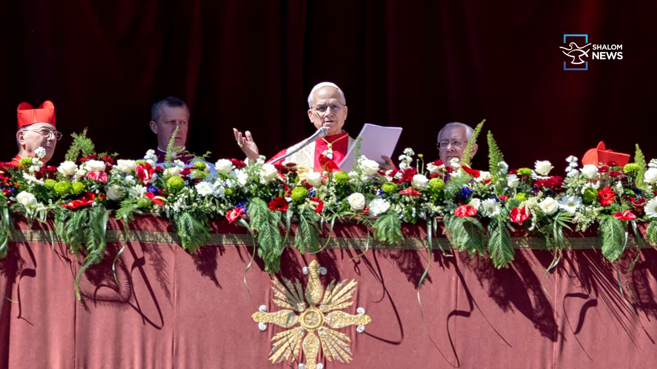 Pope Urbi et Orbi peace message lay down arms Vatican prayer