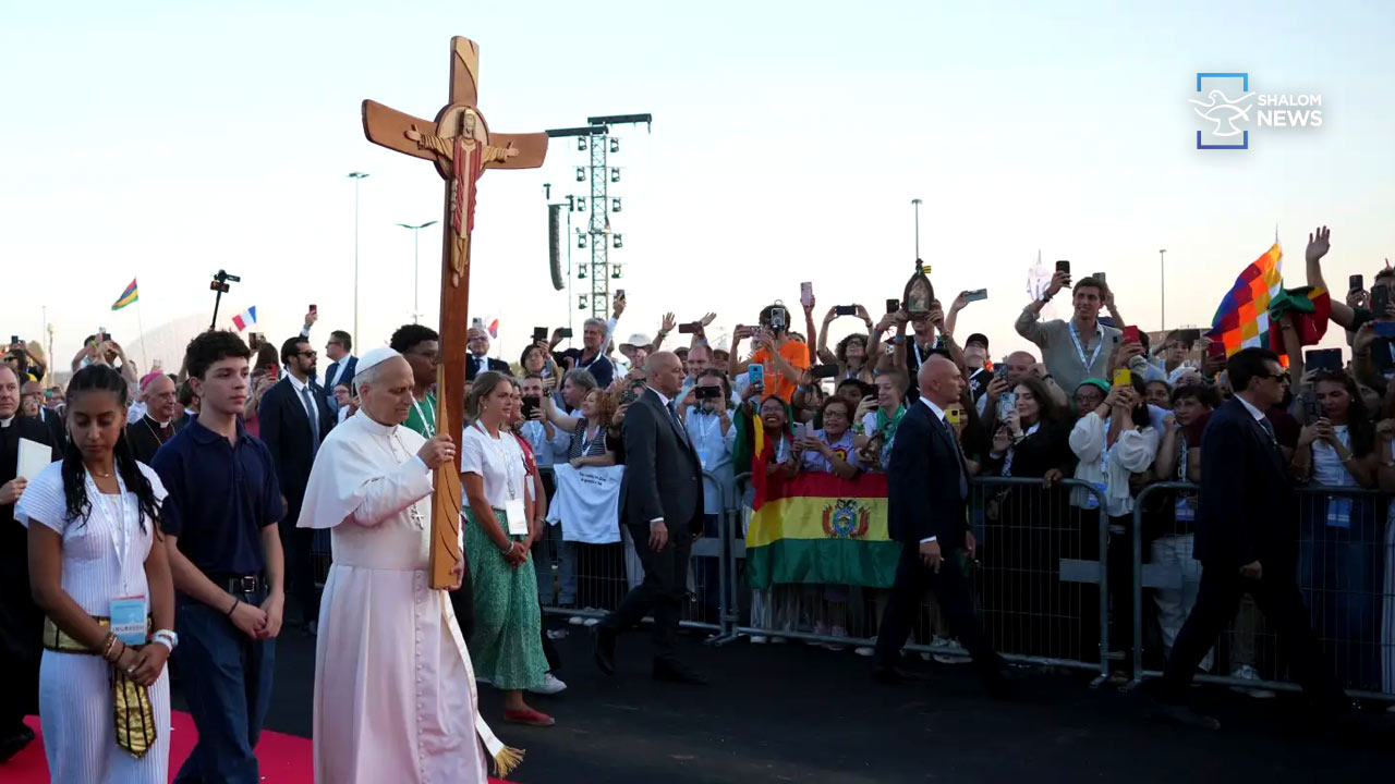 Pope carries cross Good Friday Stations of the Cross full time