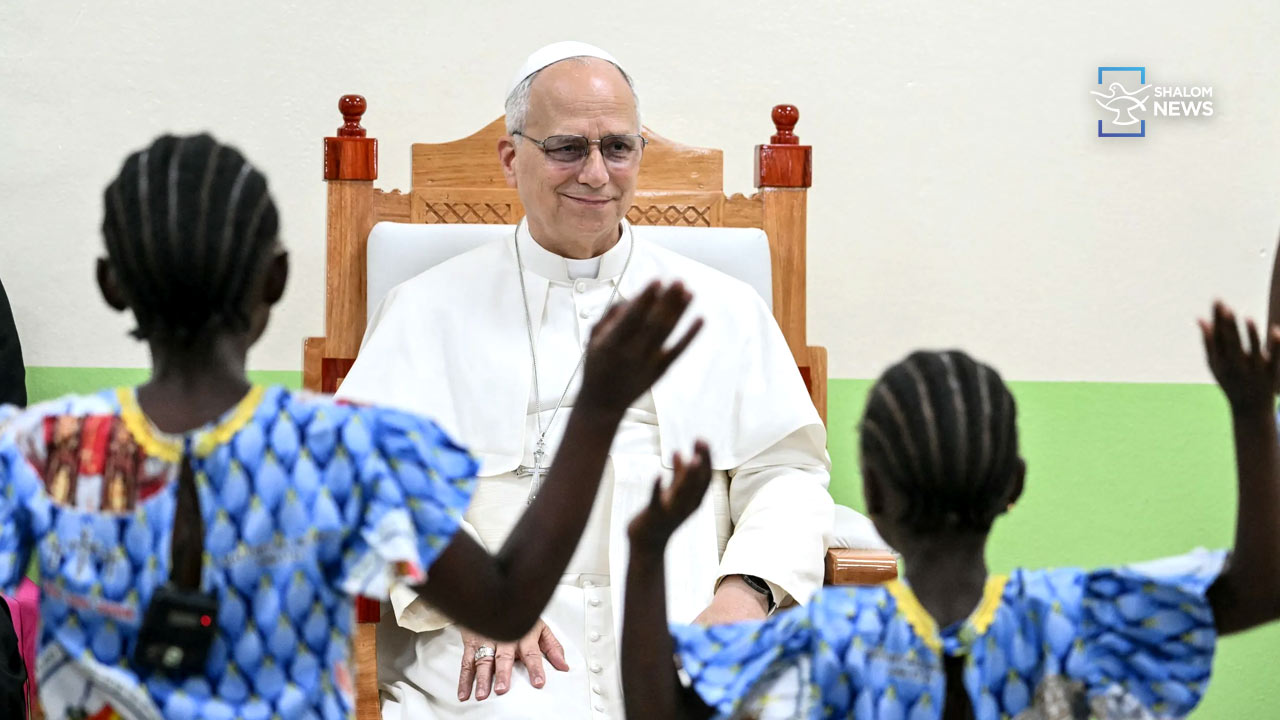 Pope embraces orphans Nagul Samba compassion