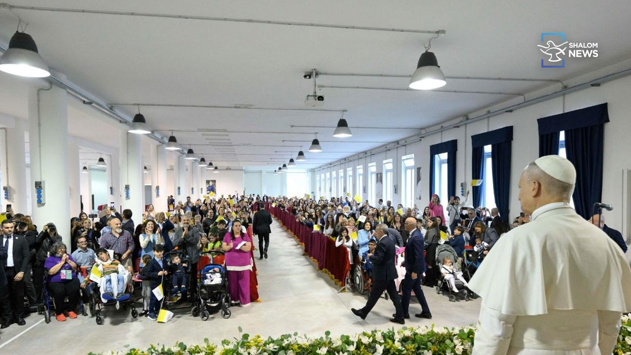 Pope says Rosary transforms life