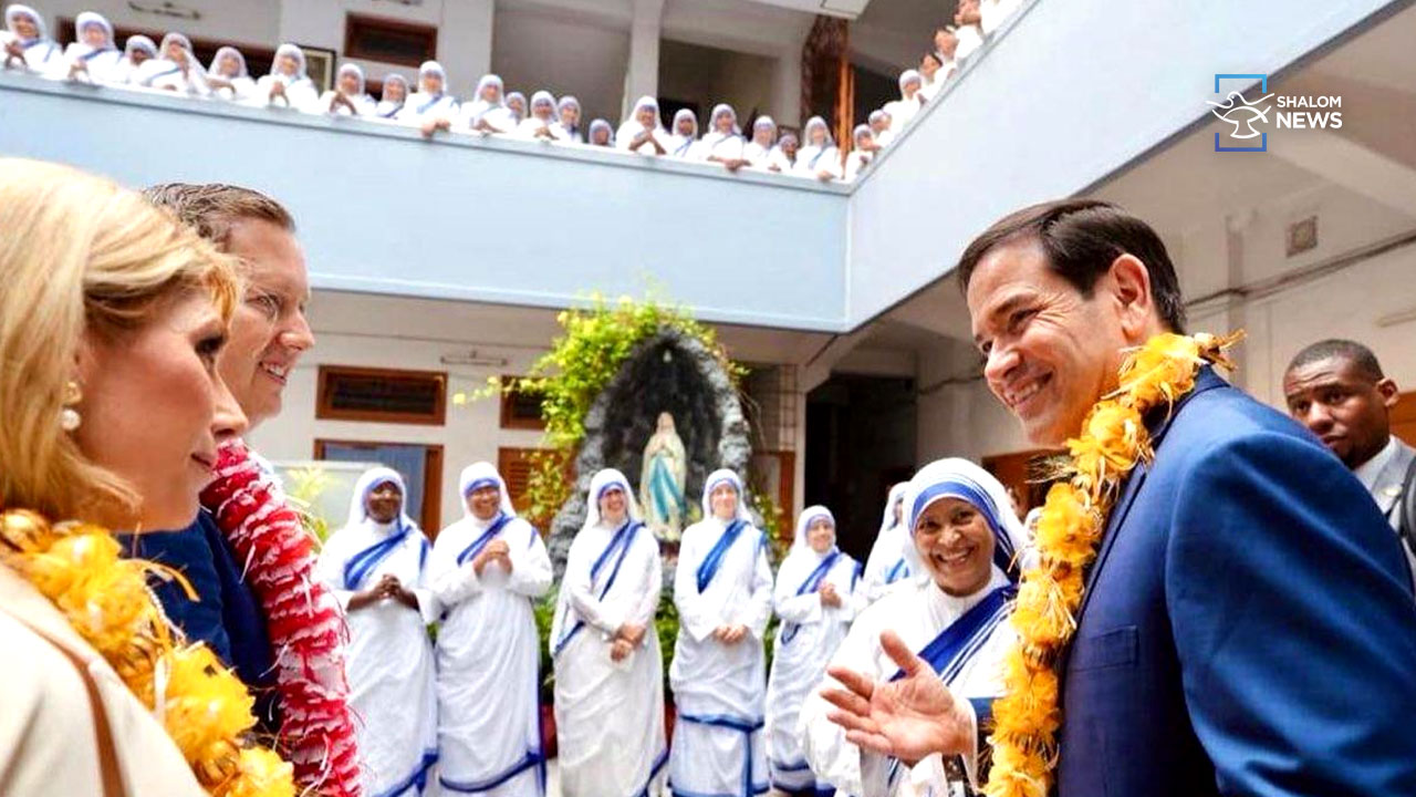 US Secretary of State prays at Mother Teresa tomb in India