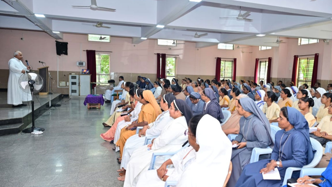 163 religious trained as Extraordinary Ministers of Holy Communion