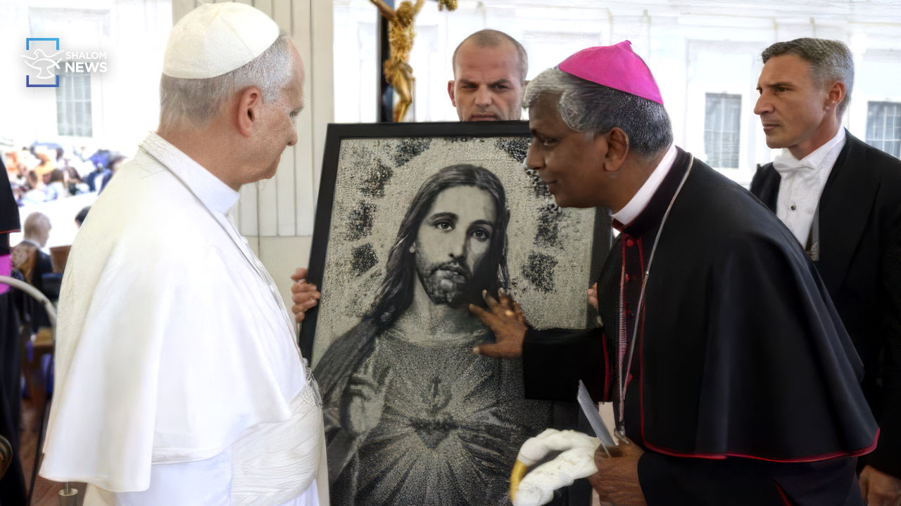 Bishop Anaparambil gifts Sacred Heart artwork to Pope
