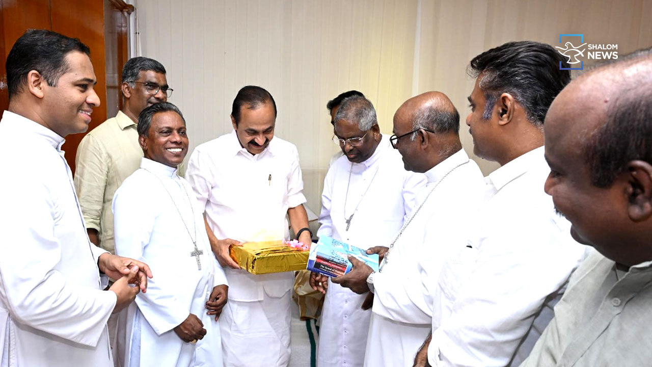 CM assures KRLCC delegation of J.B. Koshy Commission report