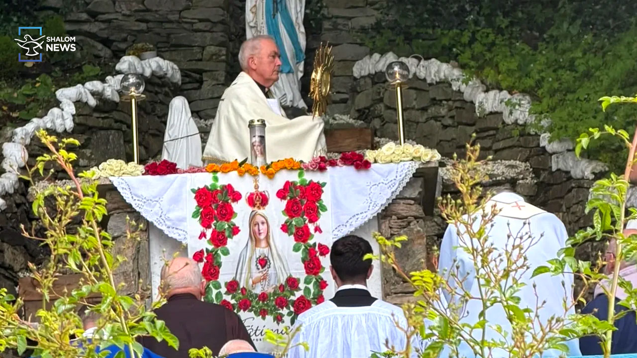 Eucharistic procession connecting 15 Marian shrines