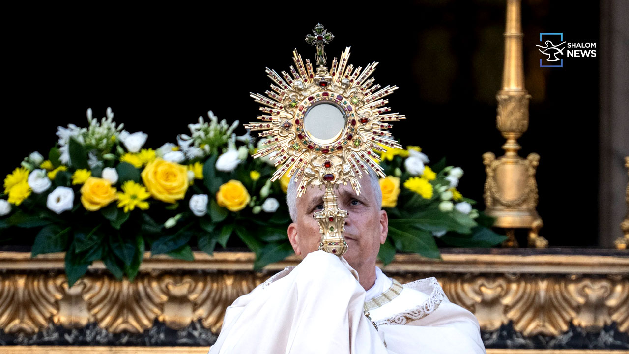 Pope celebrates Mass and Eucharistic procession in Madrid