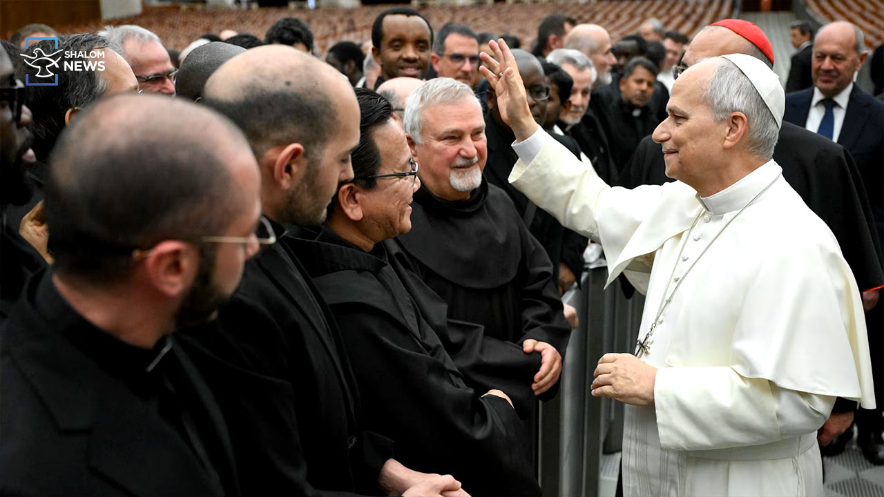 Pope reminds priests that holiness is not optional